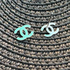 CHANEL Small silver earrings